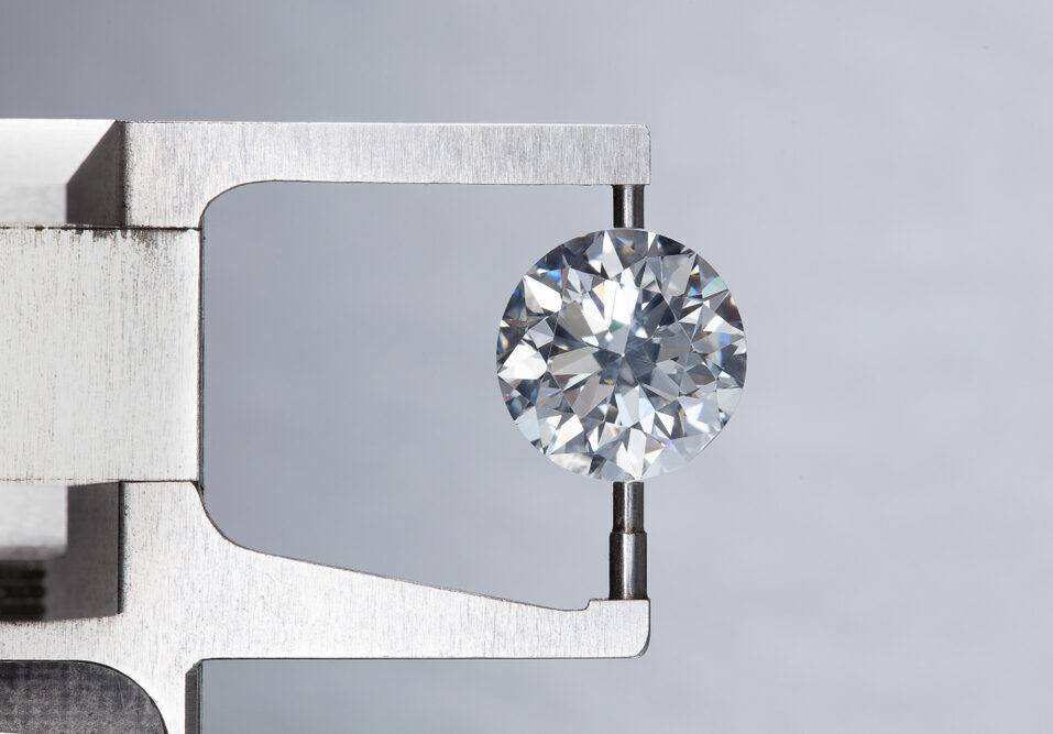 loose,big,brilliant,round,diamond,is,being,measure,by,mm